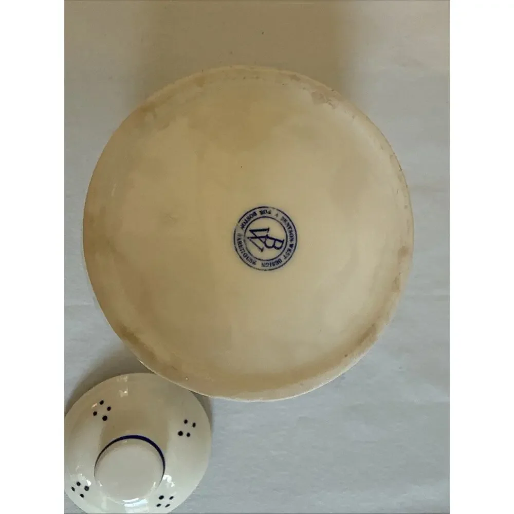 A Bentson West Design Boston Warehouse 5 Inch Ceramic Garlic Keeper- Nice!